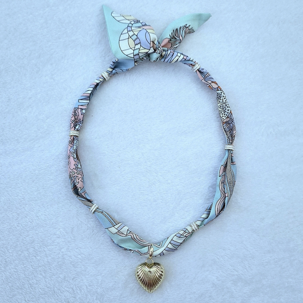Gemelli👭 Scarf Necklace with Scalloped Gold Heart💛 Pendant - NWT - Picture 6 of 16